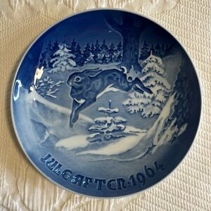 Bing & Grondahl 1964 Jul Aften Christmas plate, "Grantroeet" Rabbit blue & white
